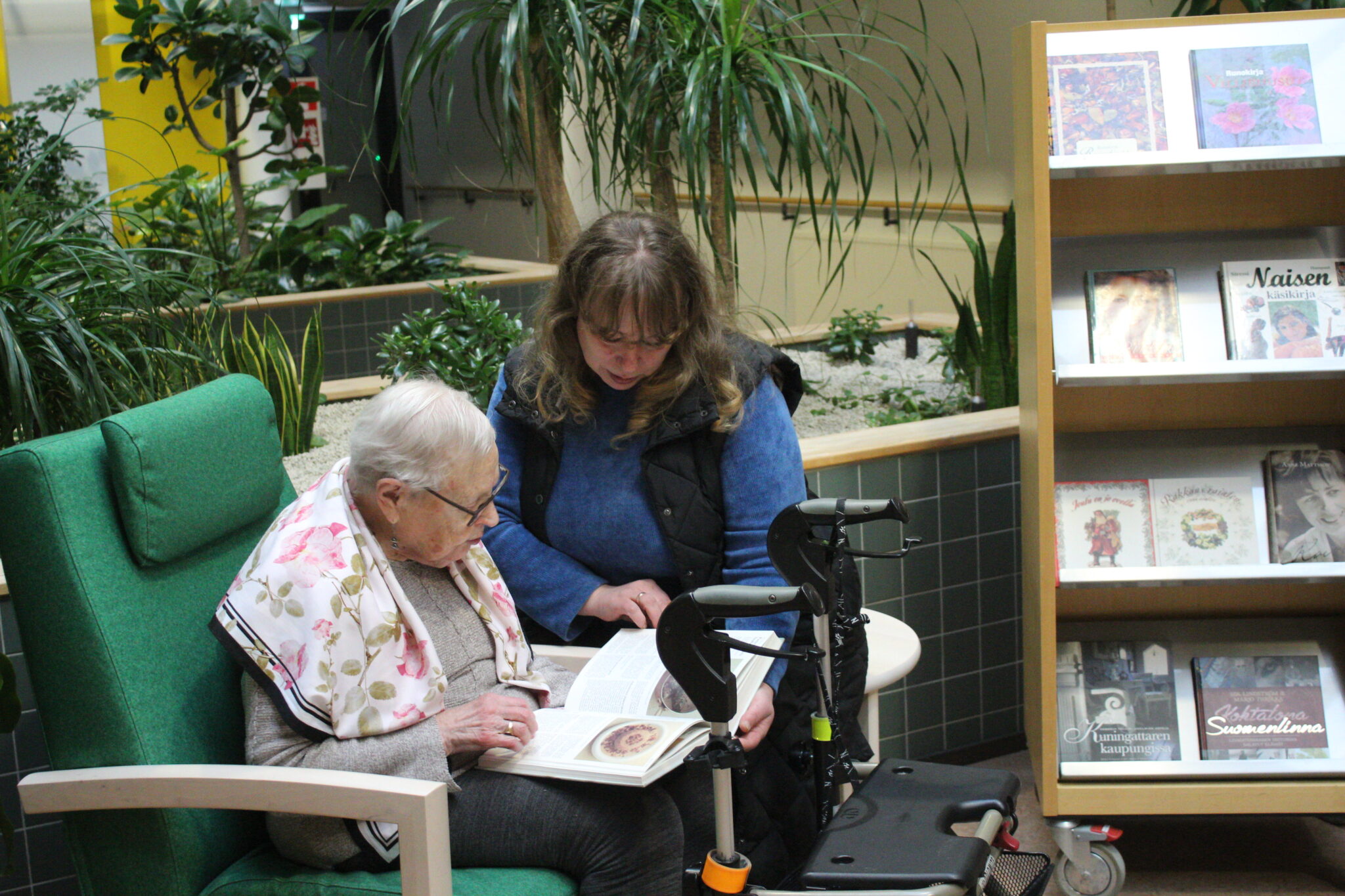 Hoitaja keskustelee asiakkaan kanssa
